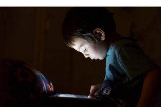 copiii crescuti cu cheia digitala la gat generatia singuratatii conectate in iasul anului 2025 68a0331d8ca81