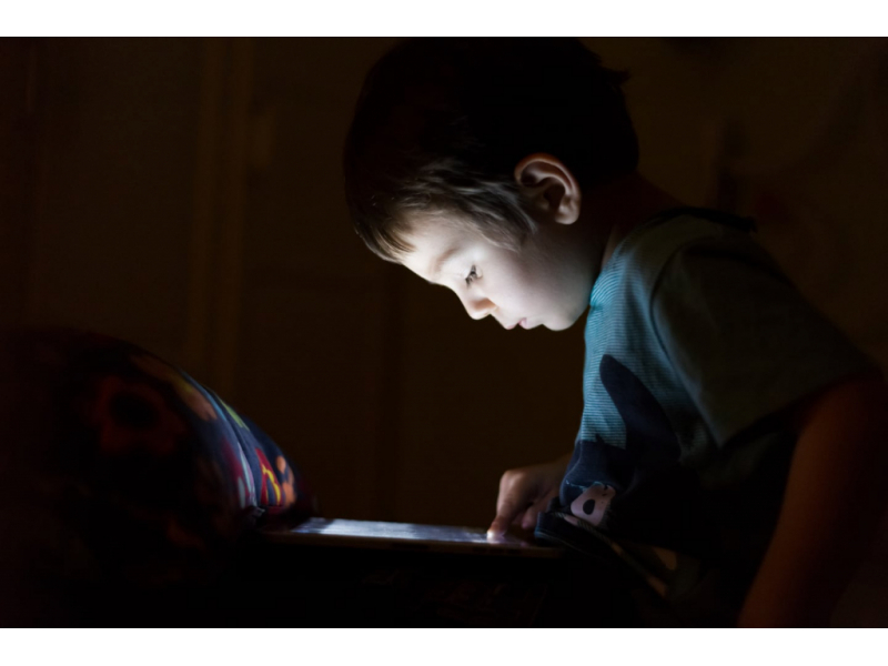 copiii crescuti cu cheia digitala la gat generatia singuratatii conectate in iasul anului 2025 68a0331d8ca81