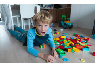 copiii din iasi epuizati inainte de scoala vacante fara odihna joaca pe telefoane pana noaptea tarziu si agende sufocante 689998c6644a9