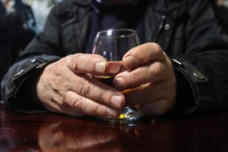 decesele cauzate de cancerul asociat consumului de alcool aproape s au dublat in ultimii 30 de ani avertizeaza expertii 688f2254279f2