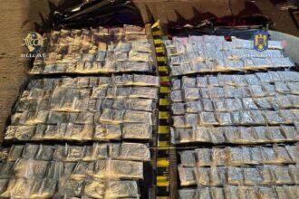 doi sarbi prinsi de politistii romani transportand peste 66 de kilograme de cocaina drogurile erau ascunse intr o autorulota video 689eda627e0d2