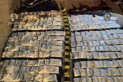 doi sarbi prinsi de politistii romani transportand peste 66 de kilograme de cocaina drogurile erau ascunse intr o autorulota video 689eda627e0d2