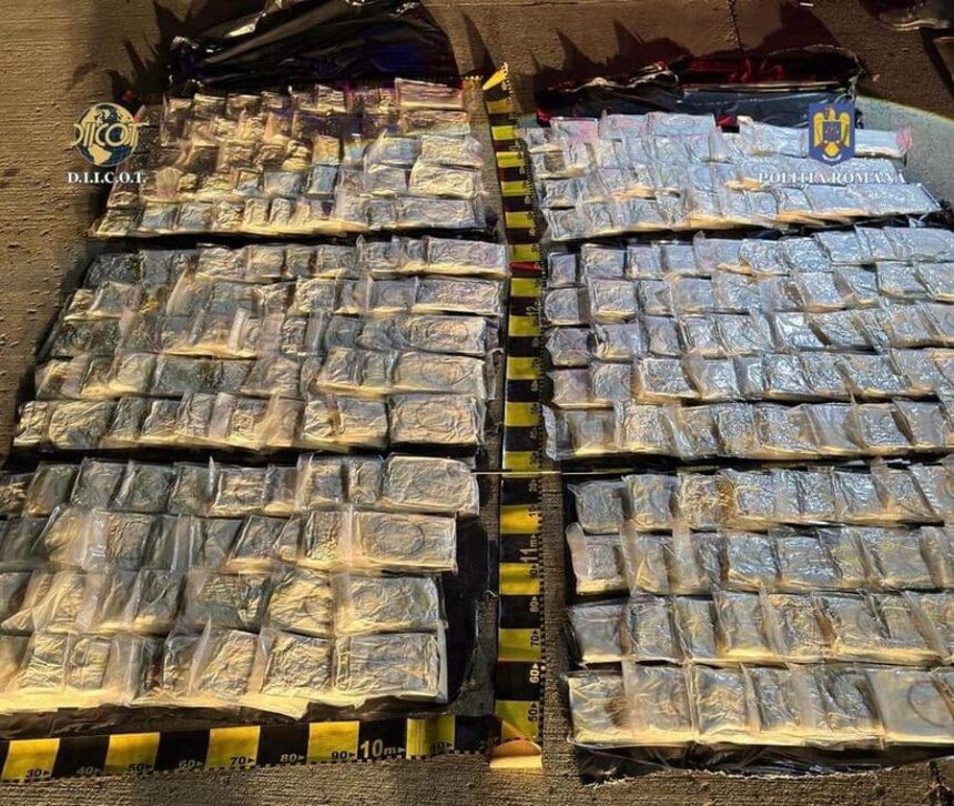 doi sarbi prinsi de politistii romani transportand peste 66 de kilograme de cocaina drogurile erau ascunse intr o autorulota video 689eda627e0d2