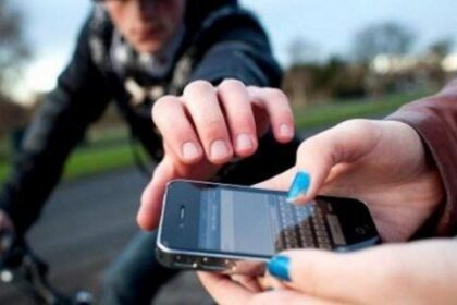 doi tineri retinuti la iasi pentru talharie au smuls telefonul din mana unei tinere 689d316dbd83b