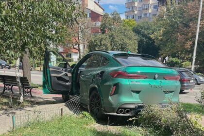 dosar penal pentru soferul cu permisul suspendat care a provocat un grav accident in nicolina bmw ul a sarit pe trotuar dupa impact 68abb86f8cdf5