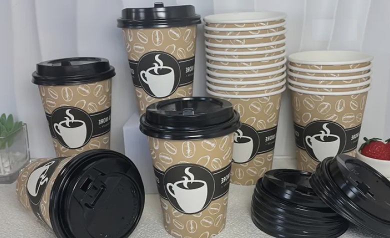 doua firme au ajuns sa se bata in instanta la iasi din cauza unor pahare de unica folosinta s a cerut o penalizare de 015 zi 68a746d14577c