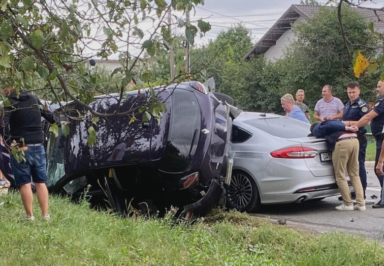 dupa o liniuta cu politia un tanar a fost incatusat in plina strada bonus a produs si un accident rutier 68a95eca16f66