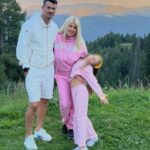 elena udrea si familia vizitati de un urs la sinaia ce a transmis pe retelele sociale 68a1e7b92890c