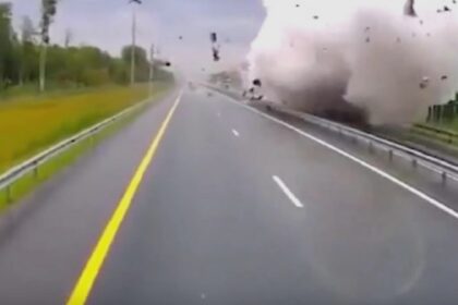 explozie uriasa o cisterna a fost spulberata pe autostrada 68b31d4ec8e72
