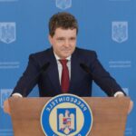 foto de ce a lipsit nicusor dan de la ziua marinei imagini cu presedintele si familia sa la o manastire 689f3af21f22d