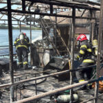 foto incendiu la un ponton dormitor amplasat pe faleza din tulcea flacarile s au extins la barcile din apropiere 688f7058c0647