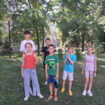 foto o vara cu pixul in mana cum se vede lumea prin ochii micilor jurnalisti 689dbdc4da018