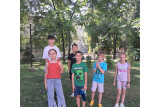 foto o vara cu pixul in mana cum se vede lumea prin ochii micilor jurnalisti 689dbdc4da018