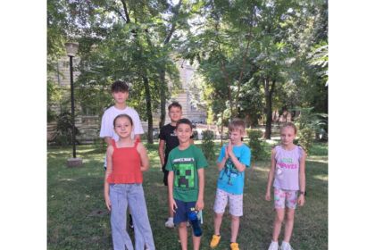 foto o vara cu pixul in mana cum se vede lumea prin ochii micilor jurnalisti 689dbdc4da018