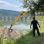 foto prefectura neamt au fost scosi din lacul izvorul muntelui 300 de metri cubi de deseuri dupa viituri curatenia e departe de final 6894c0e34cf26