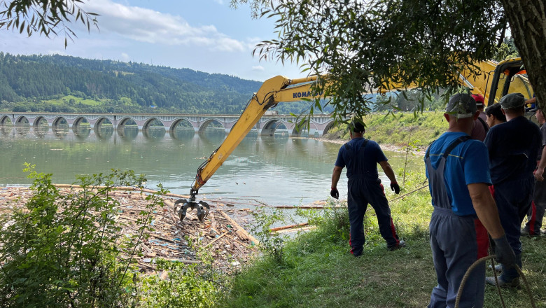 foto prefectura neamt au fost scosi din lacul izvorul muntelui 300 de metri cubi de deseuri dupa viituri curatenia e departe de final 6894c0e34cf26