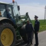 fuga cu tractorul de la locul accidentului cu victime la cioca boca totul s a produs din cauza unei improvizatii cu sarma care putea ucide doi soti 68aa6ac628127