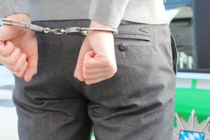 functionar public retinut pentru divulgare de informatii secrete in dosarul a doi notari acuzati de evaziune fiscala 68a88d0d3cbfb