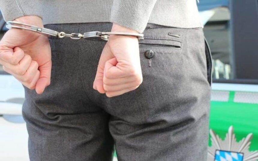 functionar public retinut pentru divulgare de informatii secrete in dosarul a doi notari acuzati de evaziune fiscala 68a88d0d3cbfb