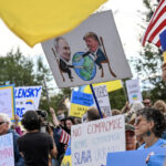 galerie foto locuitorii din alaska il intampina pe putin cu steaguri ucrainene criminalul de razboi se afla aici 689ef64fdf995