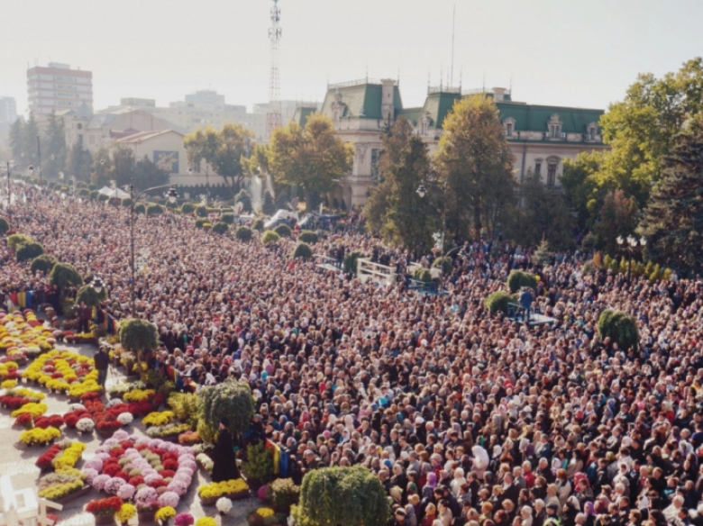 generatiile z si alfa rescriu pelerinajul cu live uri si selfie uri virale 68a176d6405da