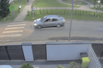 halucinant copii pe biciclete fugariti de un sofer care a intrat cu masina dupa ei intr un parc din timisoara video 688cd3307c7a8