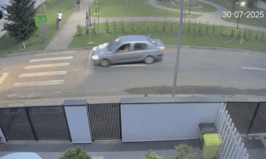 halucinant copii pe biciclete fugariti de un sofer care a intrat cu masina dupa ei intr un parc din timisoara video 688cd3307c7a8