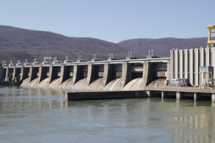 hidroelectrica avertizeaza asupra unui deepfake cu ceo ul companiei care promoveaza tranzactionarea actiunilor societatii 689a22a6246eb