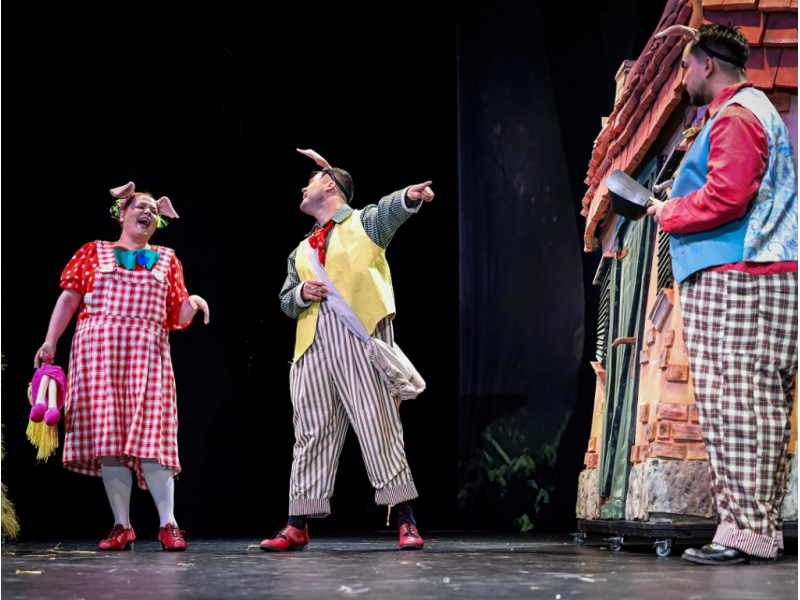 iasul cucereste braila povestea celor trei purcelusi altfel urca pe scena festivalului carabus 6899bee202927