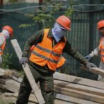 iasul musca mana care l ajuta muncitorii straini sunt scuipati pe strada 68a48a8c3e9e6