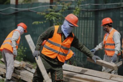 iasul musca mana care l ajuta muncitorii straini sunt scuipati pe strada 68a48a8c3e9e6