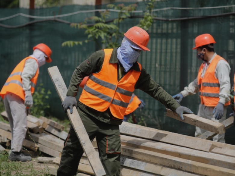 iasul musca mana care l ajuta muncitorii straini sunt scuipati pe strada 68a48a8c3e9e6