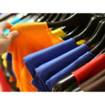 iasul se imbraca in lux la mana a doua piata care face concurenta hainelor noi 6899b914f0581