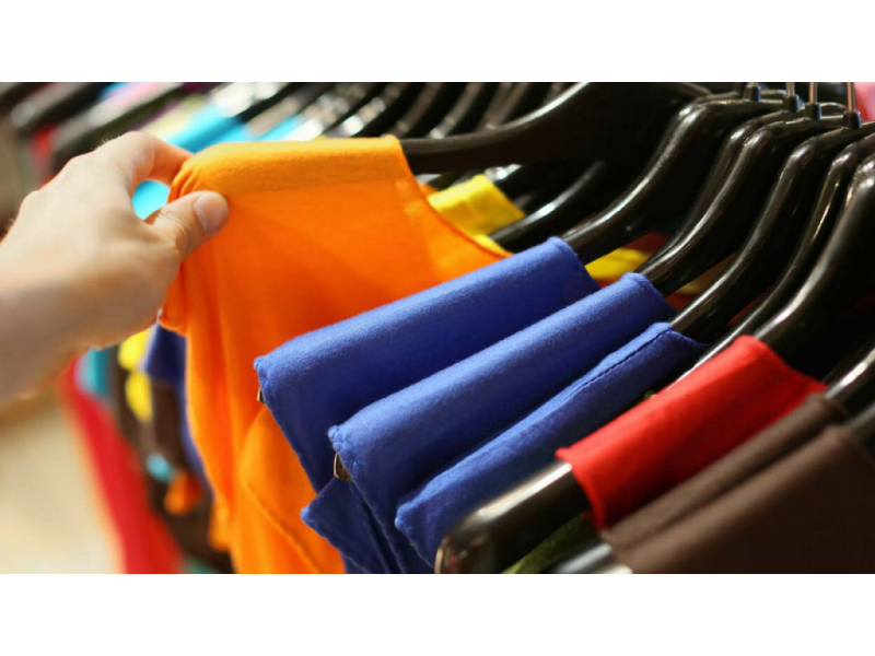 iasul se imbraca in lux la mana a doua piata care face concurenta hainelor noi 6899b914f0581