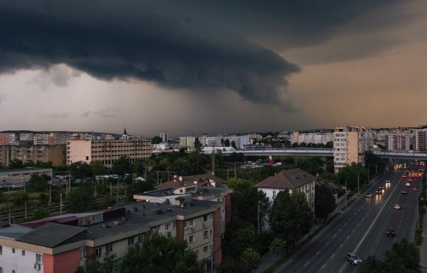 imagini spectaculoase cu norii furtunii de cod rosu care s a abatut asupra orasului 68a8b39daed5d