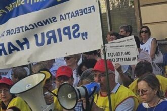 inca o zi de proteste ale cadrelor didactice din invatamantul preuniversitar la ministerul educatiei profesorii ameninta cu boicotarea inceperii anului scolar 68ac30758eb09