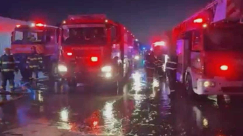 incendiu la complexul comercial dragonul rosu din bucuresti 2 000 mp afectati peste 16 autospeciale intervin la fata locului video 68adfbee2dcd6