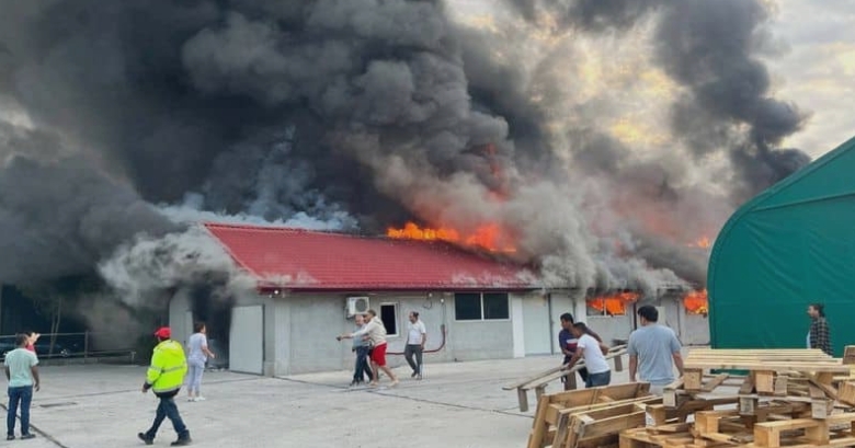 incendiu urias langa bucuresti arde o hala cu materiale plastice video 68ac00d6eb297 1