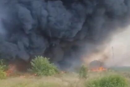 incendiu violent de vegetatie uscata in judetul buzau flacarile s au extins la un parc auto ard trei tir uri si doua microbuze 68ac4b684ad6f