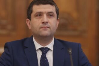 incepand de azi daca vrei sa devii sef intr o companie de stat poti apasa un buton 68a7176f8b600