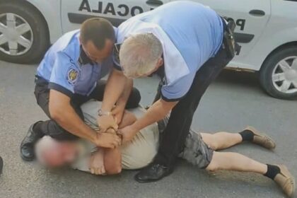 incercarea unor politisti din pascani de a legitima un barbat s a transformat intr o lupta corp la corp ce s a intamplat video 68a6c3b509192