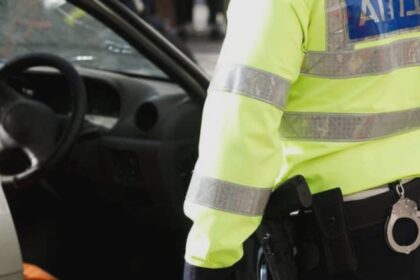 inchisoare cu suspendare pentru un sofer din alba iulia care a oferit 50 de lei politistului dupa ce a trecut pe rosu 68a6e7dcda5d8