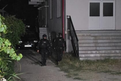 individul din otopeni suspectat ca l a omorat pe copilul iubitei sale si care se baricadase intr un apartament imobilizat de politisti 68b1f672e062e