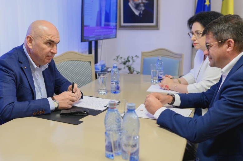 intalnire discreta la consiliul judetean iasi intre presedintele costel alexe premierul ilie bolojan si prefectul luciana antoci 68a9a2845eca9