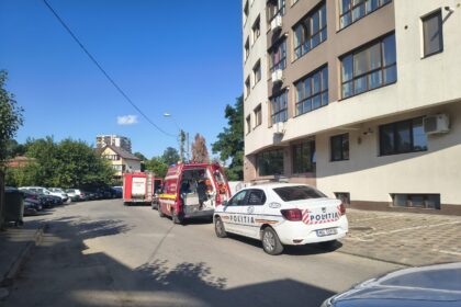 interventie medicala de urgenta pompierii nevoiti sa sparga usa 688e1f31ba7b3