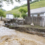 inundatiile din moldova sute de pompieri sunt in continuare la brosteni peste 1 000 de urgente doar in suceava de pe 27 iulie 6898e45961314