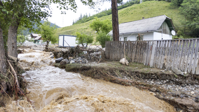 inundatiile din moldova sute de pompieri sunt in continuare la brosteni peste 1 000 de urgente doar in suceava de pe 27 iulie 6898e45961314