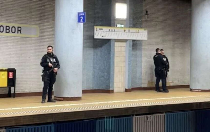 jandarmi inarmati fotografiati la metrou jandarmeria romana nu inseamna ca s a intamplat ceva grav 689b5371f1bea
