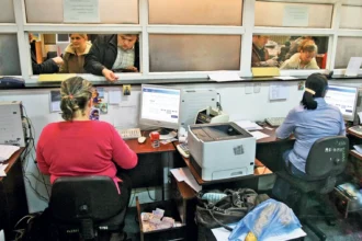 la iasi numarul bugetarilor a tot crescut acum bolojan vrea sa i scuture cine sunt bugetarii pe care ii vizeaza premierul si unde lucreaza cei mai multi 6890064fc5c30