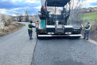 latirea unei strazi la marginea iasului proprietarii au obtinut la judecata despagubiri de sase ori mai mari decat le a dat primaria 6890a4b43dd70